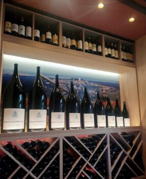 Hotel_restaurant_Le_Rempart_Sancerre_bar a vin bouteilles
